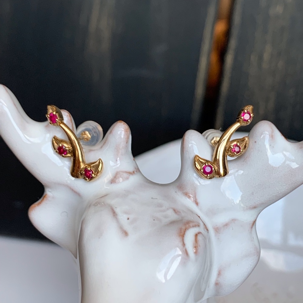 10KYG Ruby Vine & Leaf Crawler Stud Earrings NWOT